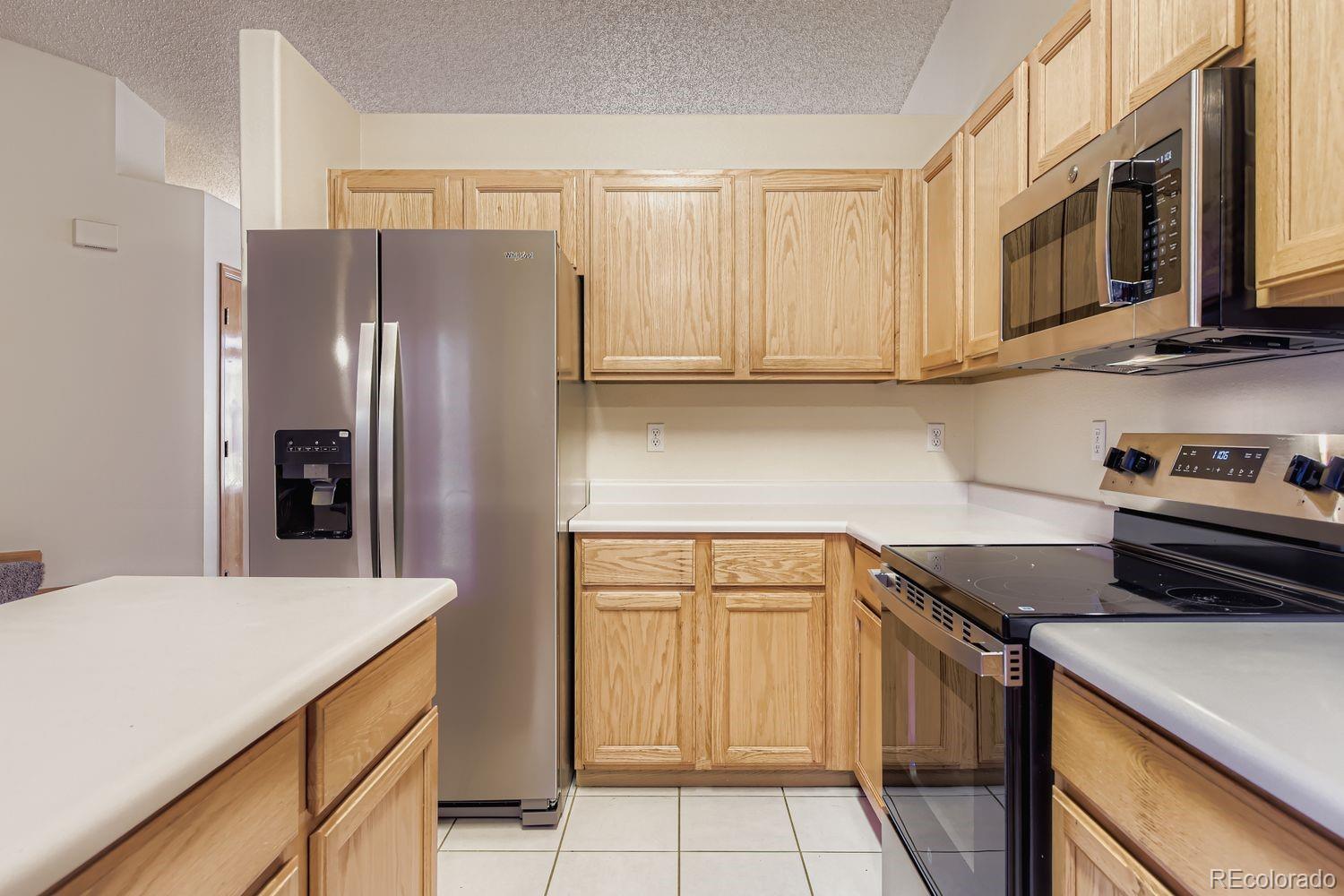 10505 Hyacinth Place Highlands Ranch, CO 80129 - Photo 12 of 40 a kitchen with stainless steel appliances granite countertop a refrigerator sink and stove