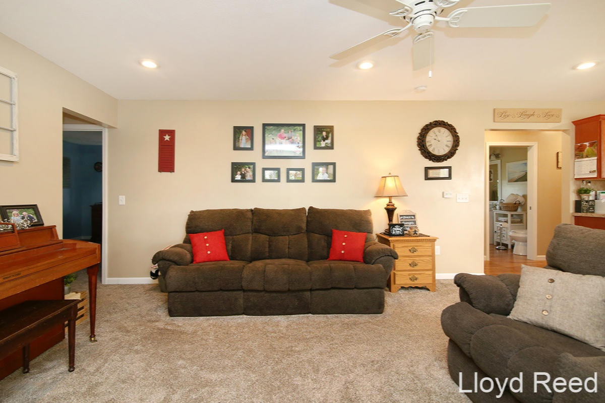 12250 West Cutler Road Lakeview, MI 48850 - Photo 6 of 28 Living Room