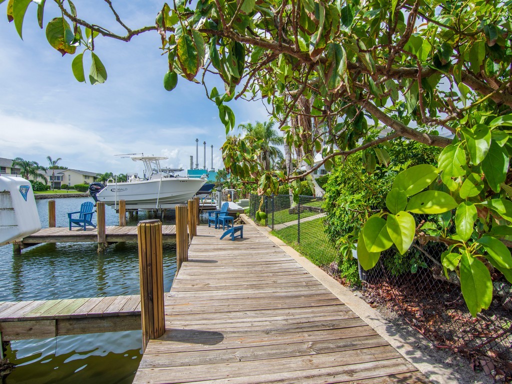 1914 Robalo Drive Vero Beach, FL 32960 - Photo 2 of 36