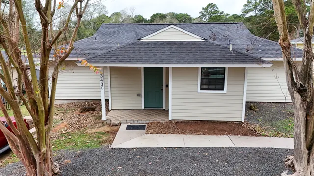 a view of a house with a yard