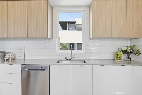$6,295 | 12078 Guerin Street, Unit 407, Studio City, CA 91604