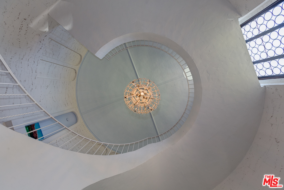 1003 Benedict Canyon Drive Beverly Hills, CA 90210 - Photo 14 of 35 a vase of flowers sitting on a table