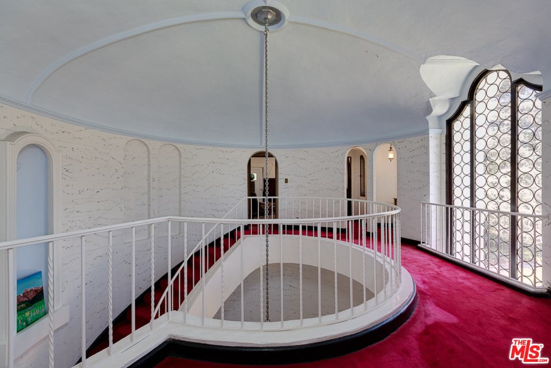 1003 Benedict Canyon Drive Beverly Hills, CA 90210 - Photo 15 of 35 a view of entryway with a front door