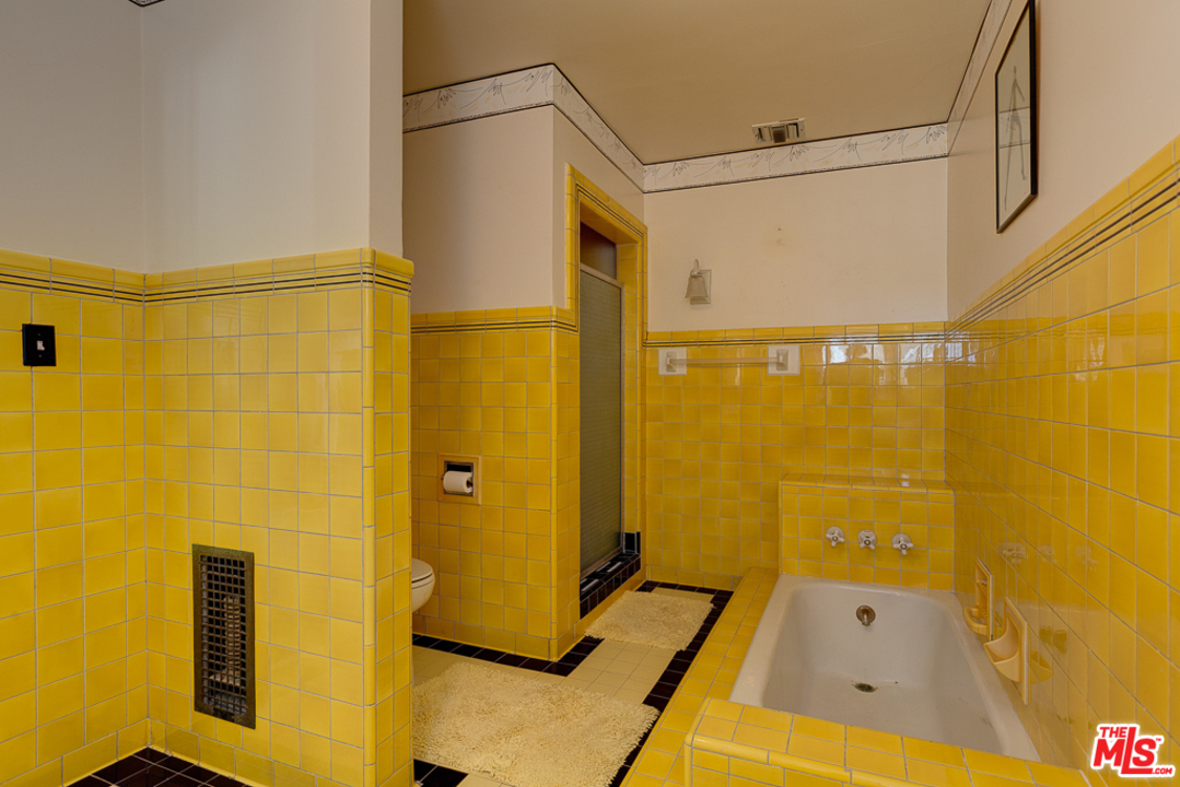 1003 Benedict Canyon Drive Beverly Hills, CA 90210 - Photo 20 of 35 a bathroom with a bathtub in it