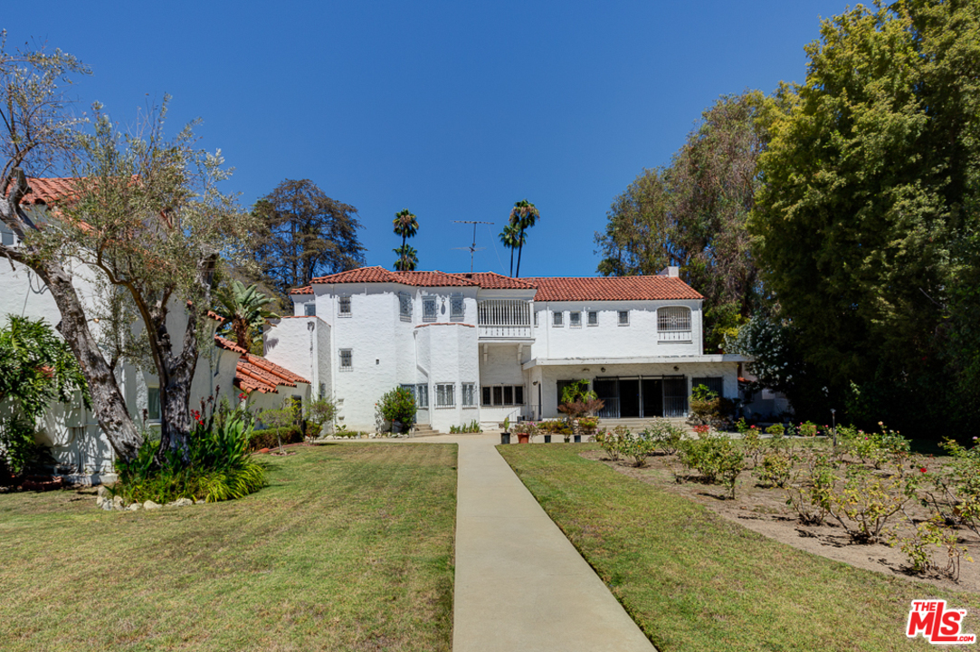 1003 Benedict Canyon Drive Beverly Hills, CA 90210 - Photo 29 of 35 a view of a building with a yard