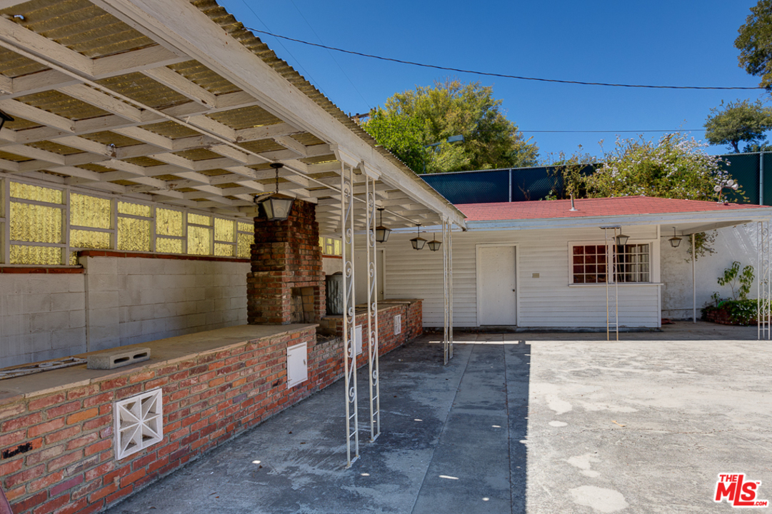1003 Benedict Canyon Drive Beverly Hills, CA 90210 - Photo 34 of 35 a view of a backyard with sitting area