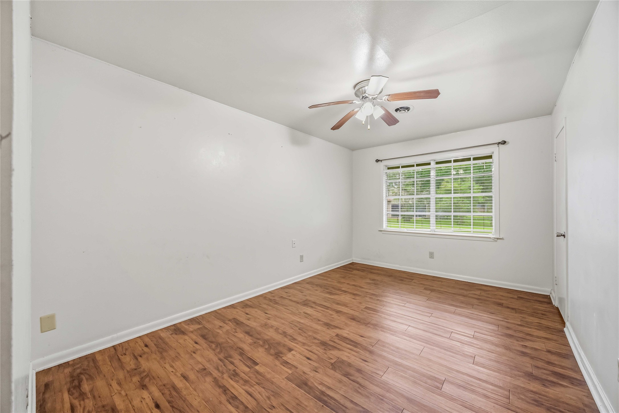 435 Rolling Wood Road Baytown, TX 77520 - Photo 20 of 29 Secondary bedroom overlooking the front yard
