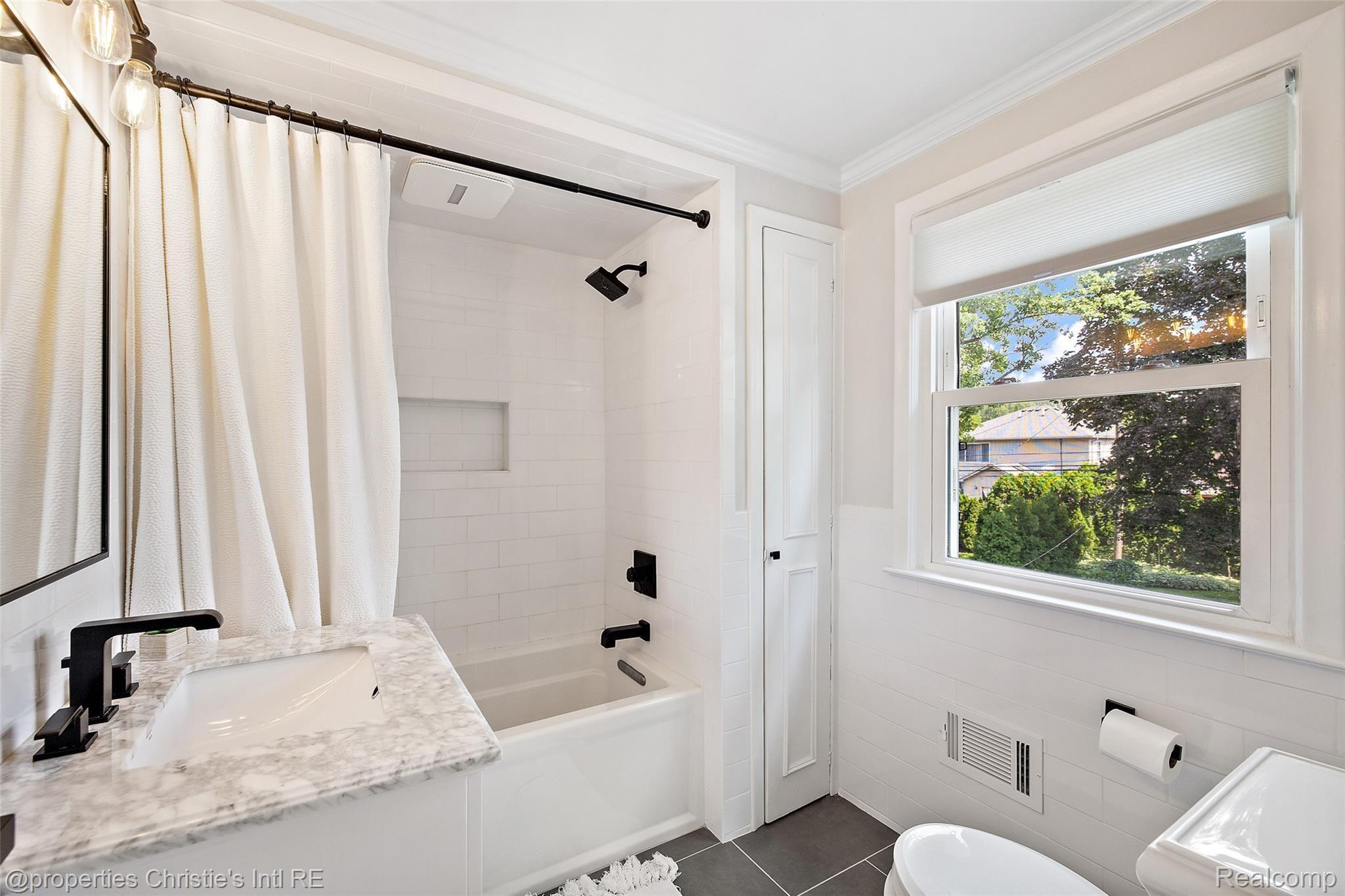 938 Roslyn Road Grosse Pointe, MI 48236 - Photo 37 of 44 938 Roslyn Road-39.jpg