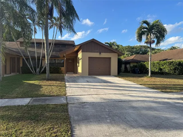 $2,800 | 12449 Guilford Way, Wellington, FL 33414