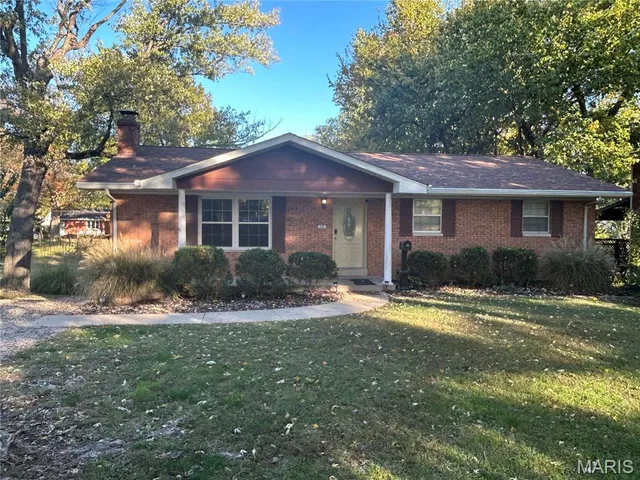 $230,000 | 15 Englewood Drive, Swansea, IL 62226