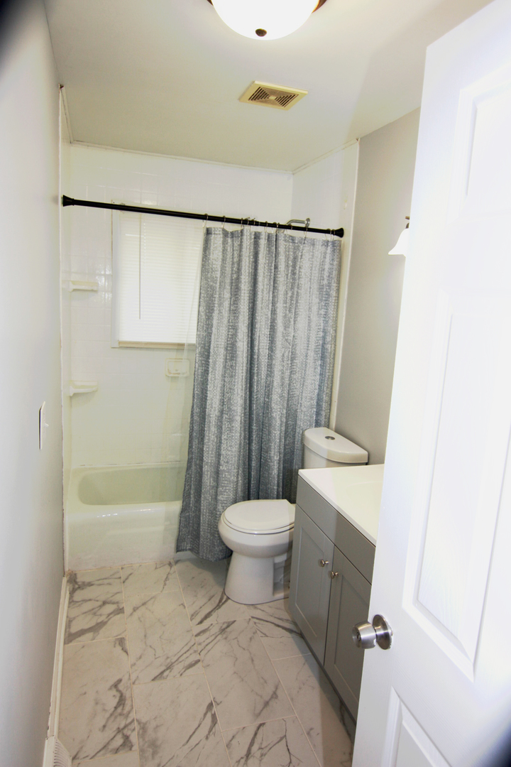 115 Kings Road Carpentersville, IL 60110 - Photo 11 of 16 a bathroom with a sink toilet and shower