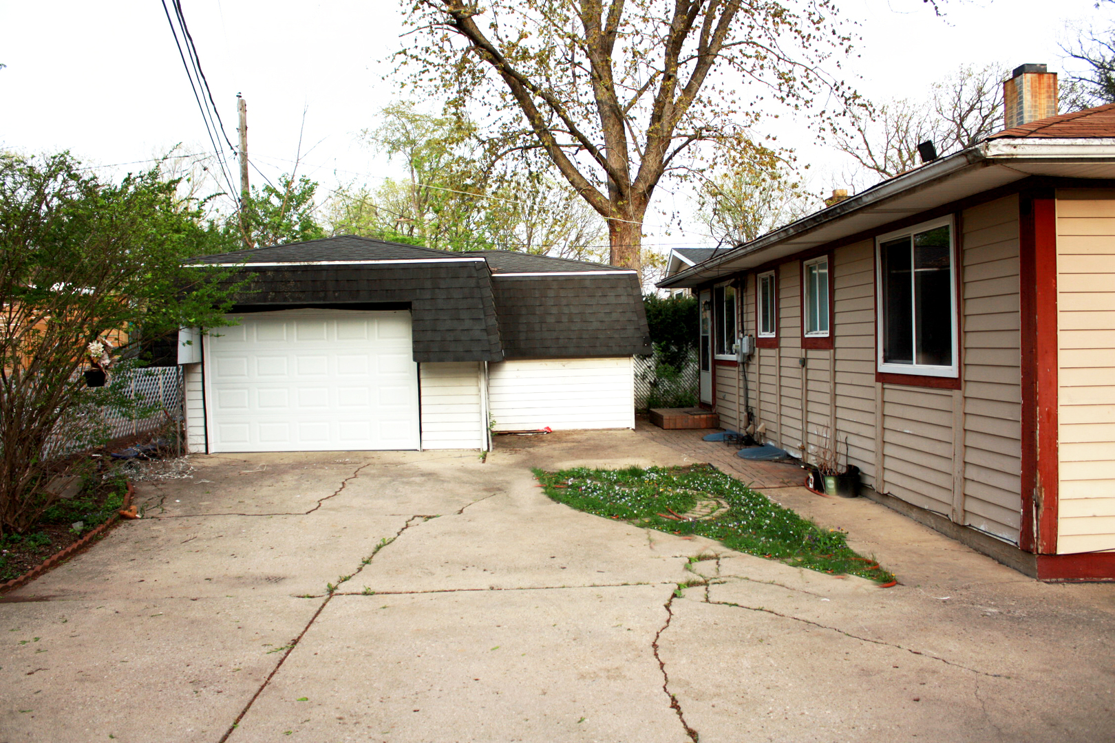 115 Kings Road Carpentersville, IL 60110 - Photo 15 of 16 a front view of a house with garden