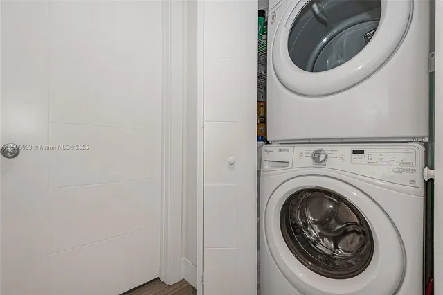 a close up view of a washer and dryer