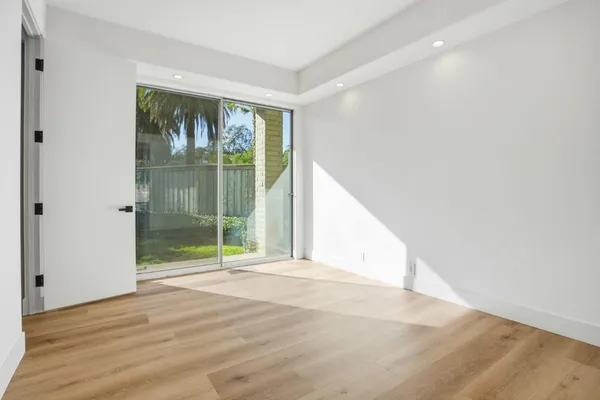 a en suite bathroom with a double vanity sink and mirror