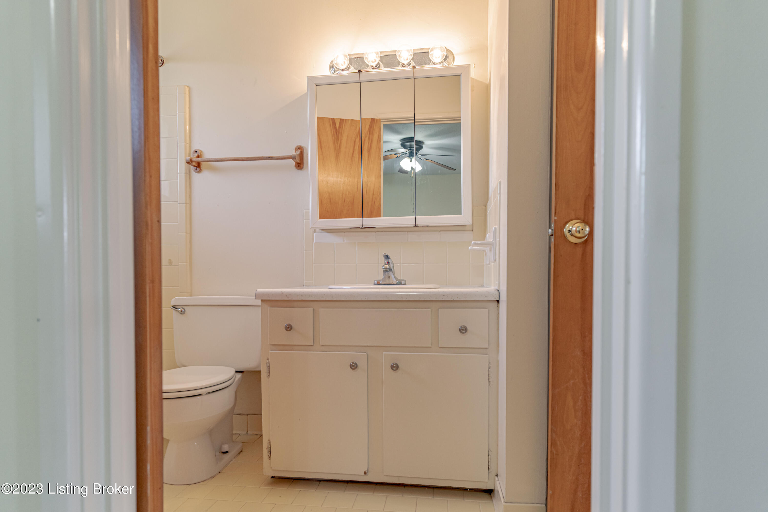 1900-1908 Farnsley Road Louisville, KY 40216 - Photo 22 of 47 1904 Farnsley Full Bath