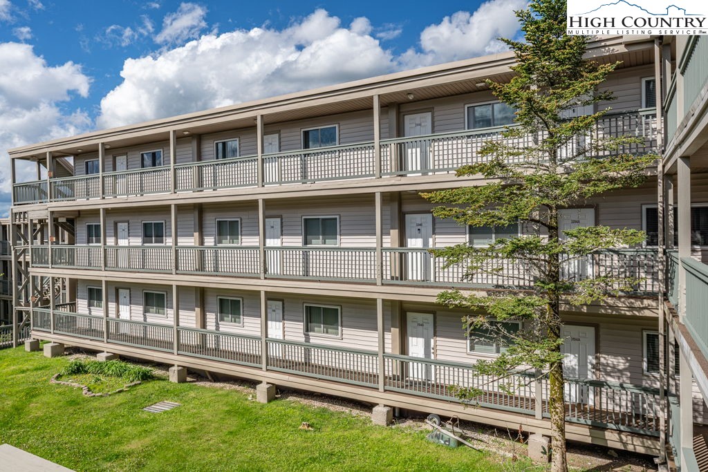 301 Pinnacle Inn Road, Unit 3204B Beech Mountain, NC 28604 - Photo 4 of 33 a large building with a yard