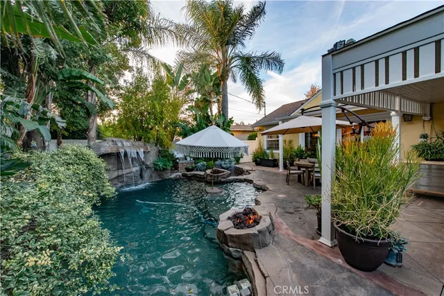 a view of a house with backyard and garden