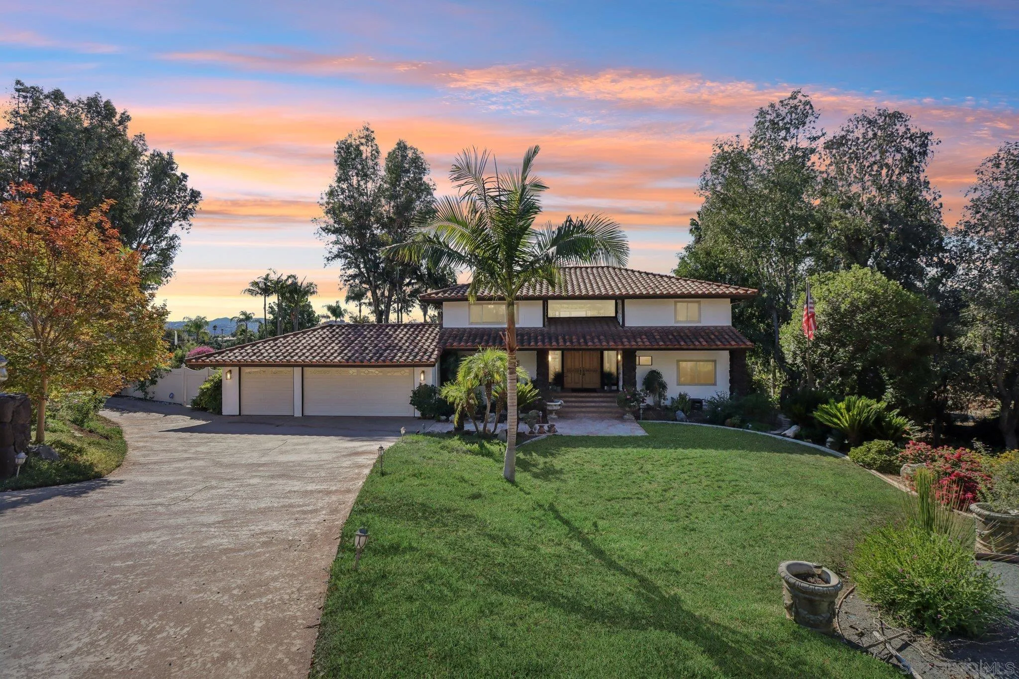 a view of a house with backyard and porch