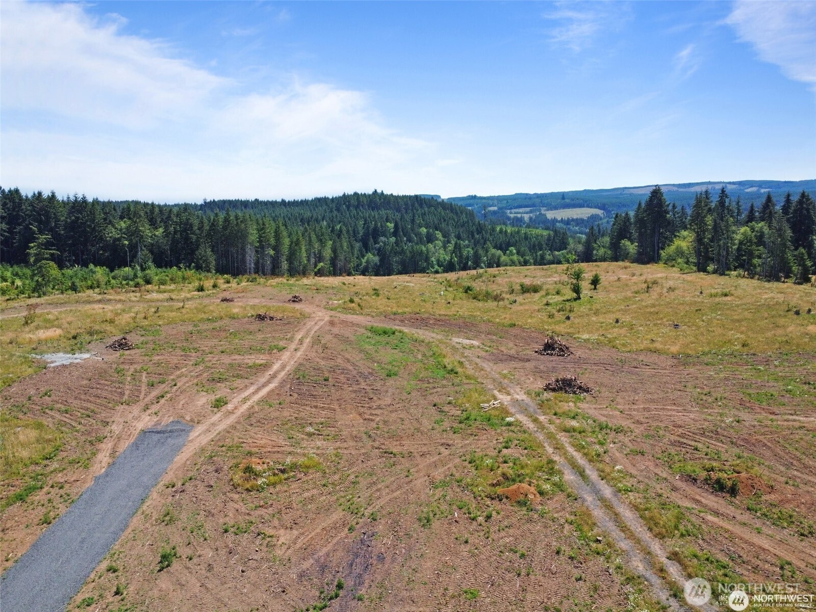 597 Brown Road East Chehalis, WA 98532 - Photo 3 of 17 a view of a dry yard with wooden fence