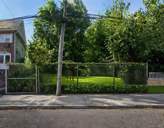 $920,000 | 71-10 52nd Avenue | Maspeth