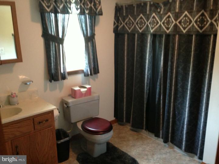 827 Pine Heights Road Reading, PA 19605 - Photo 15 of 25 Bathroom
