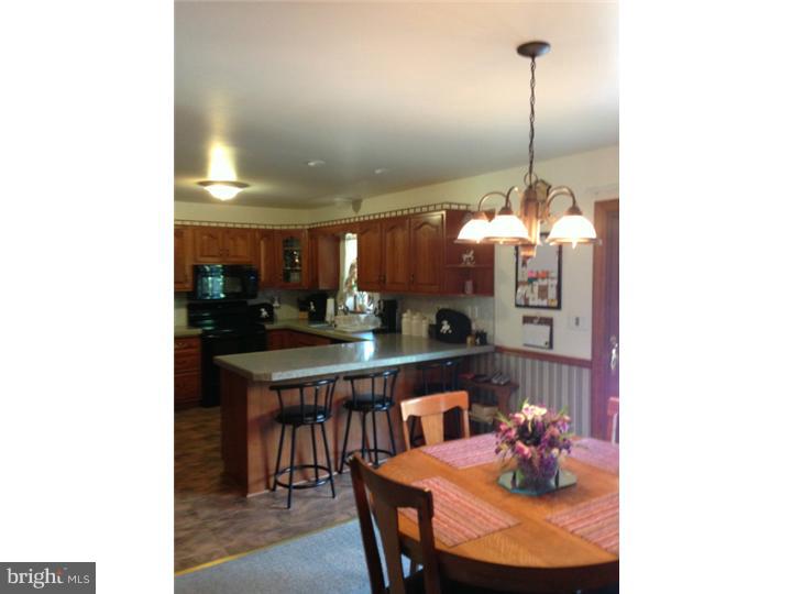827 Pine Heights Road Reading, PA 19605 - Photo 9 of 25 Breakfast Room