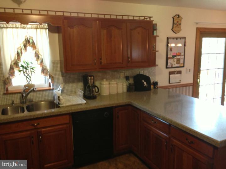 827 Pine Heights Road Reading, PA 19605 - Photo 10 of 25 Kitchen