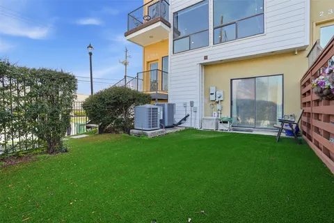 a view of a house with backyard and garden