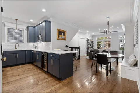 $899,900 | 831 West Buckingham Place, Unit 1, Chicago, IL 60657