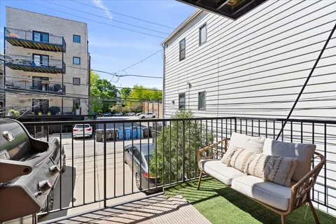 $899,900 | 831 West Buckingham Place, Unit 1, Chicago, IL 60657