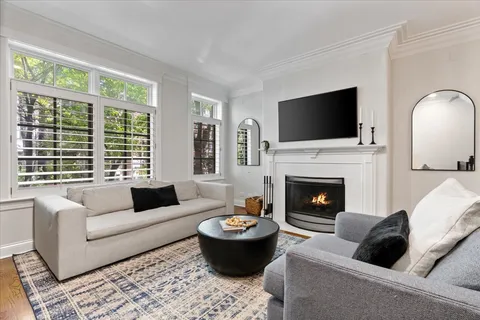 $899,900 | 831 West Buckingham Place, Unit 1, Chicago, IL 60657