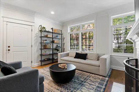 $899,900 | 831 West Buckingham Place, Unit 1, Chicago, IL 60657