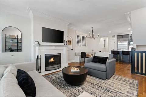 $899,900 | 831 West Buckingham Place, Unit 1, Chicago, IL 60657
