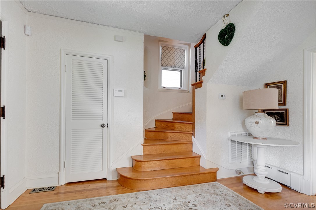 39 Lexington Road Richmond, VA 23226 - Photo 4 of 42 Welcoming foyer with circular stairway to 2nd leve