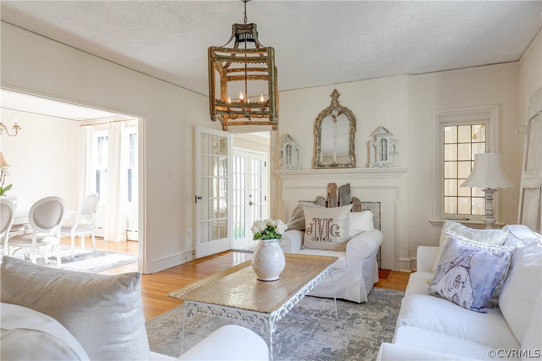 39 Lexington Road Richmond, VA 23226 - Photo 5 of 42 Living room with leaded glass casement windows