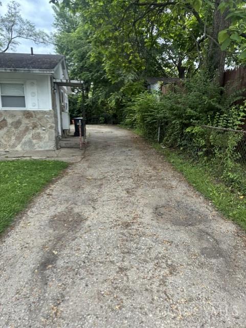 9585 Ridgemoor Avenue Cincinnati, OH 45231 - Photo 3 of 12