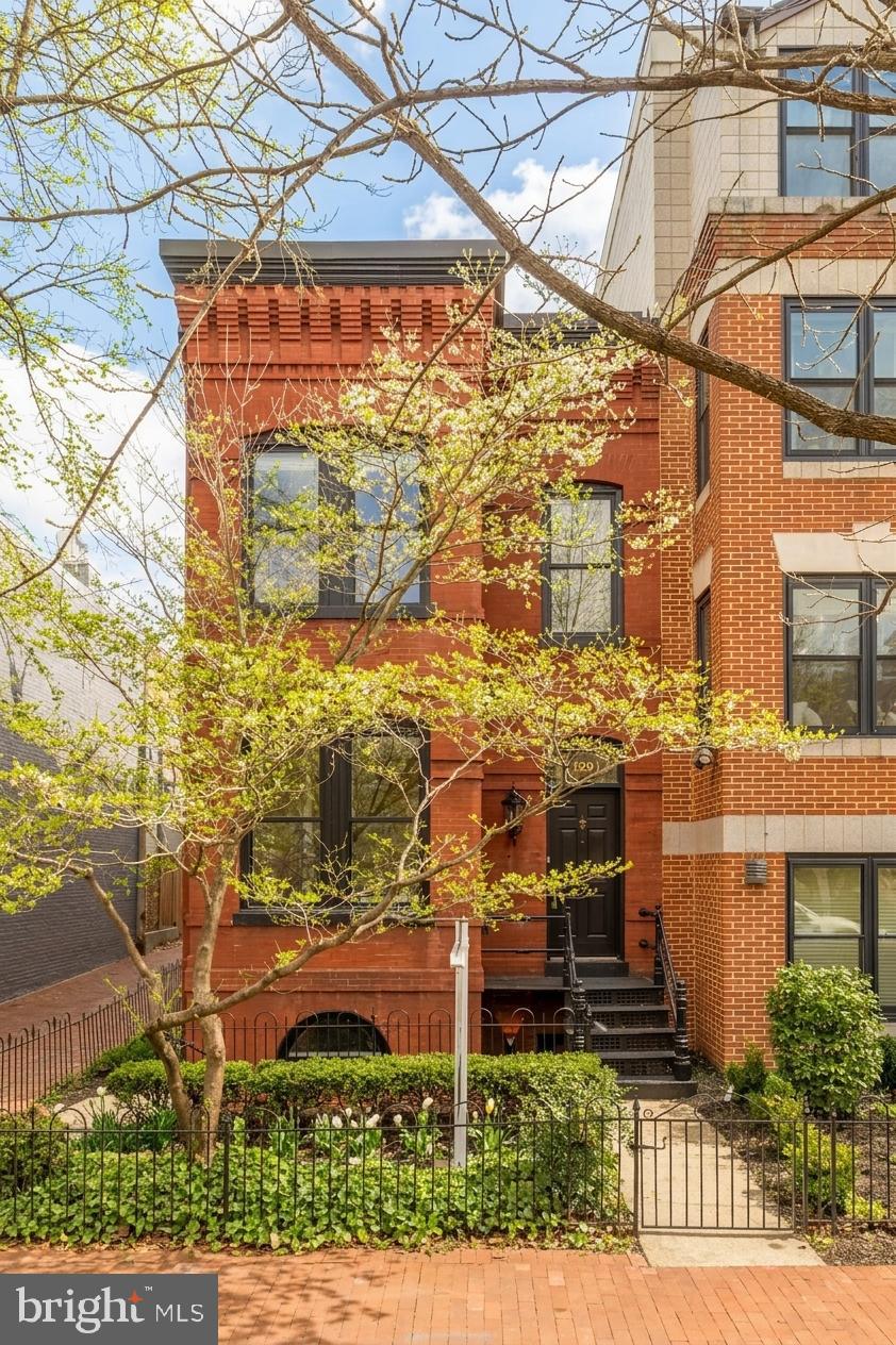 329 8th Street Northeast Washington, DC 20002 - Photo 2 of 52 Image is virtually altered
