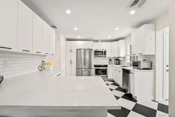 $820,000 | 10 Cottage Lane, Suffern, NY 10901