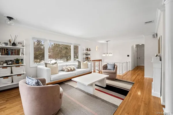 $820,000 | 10 Cottage Lane, Suffern, NY 10901