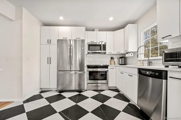 $820,000 | 10 Cottage Lane, Suffern, NY 10901