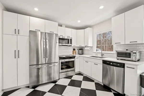 $820,000 | 10 Cottage Lane, Suffern, NY 10901