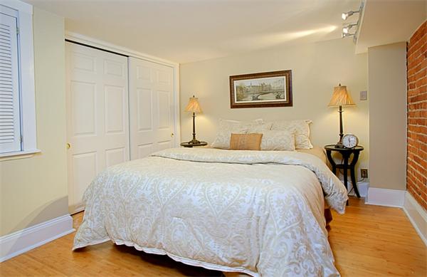 315 Beacon Street, Unit 5 Boston, MA 02116 - Photo 7 of 10 a bedroom with a bed and a night stand