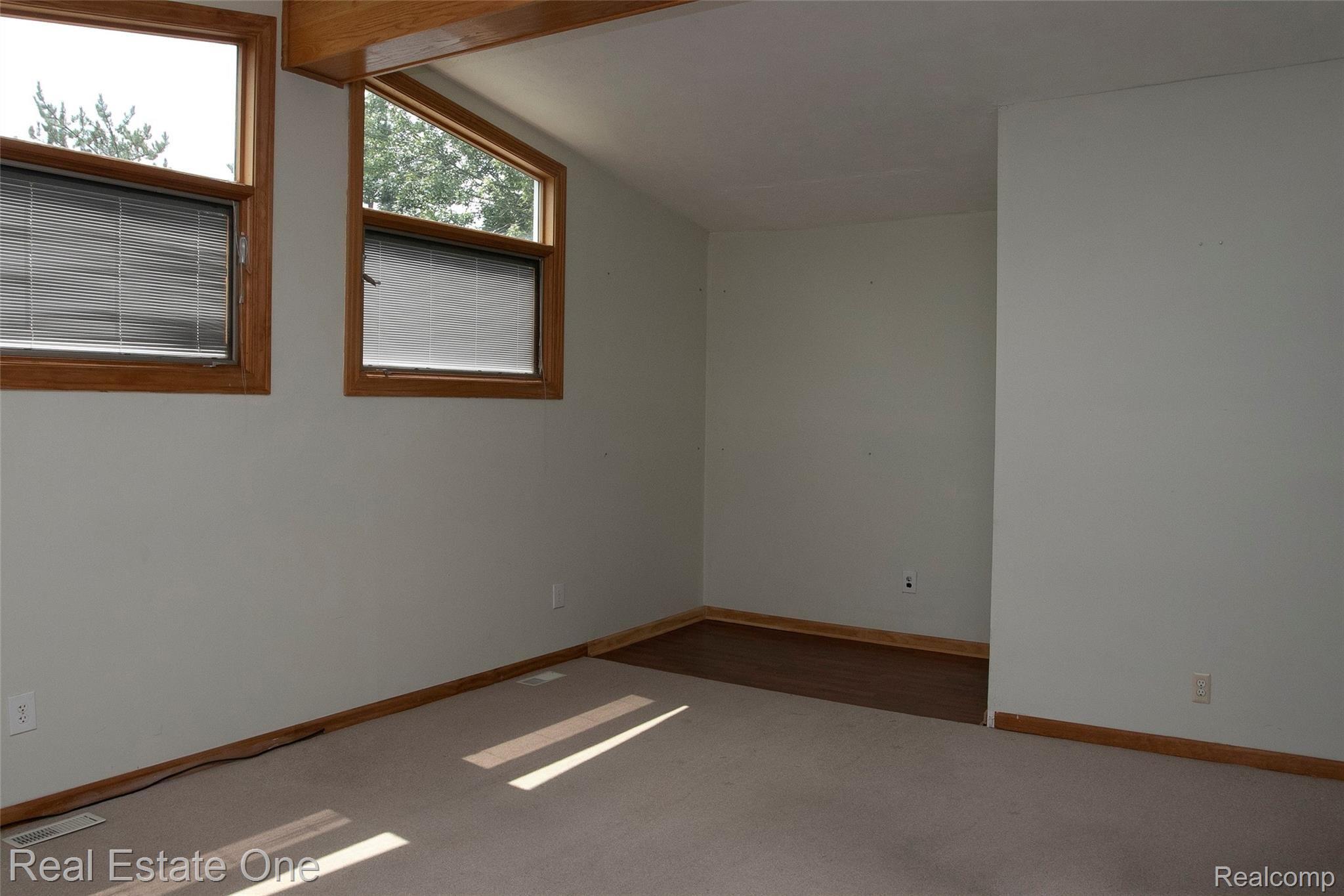 22176 Hall Road Trenton, MI 48183 - Photo 11 of 25 liv2.jpg