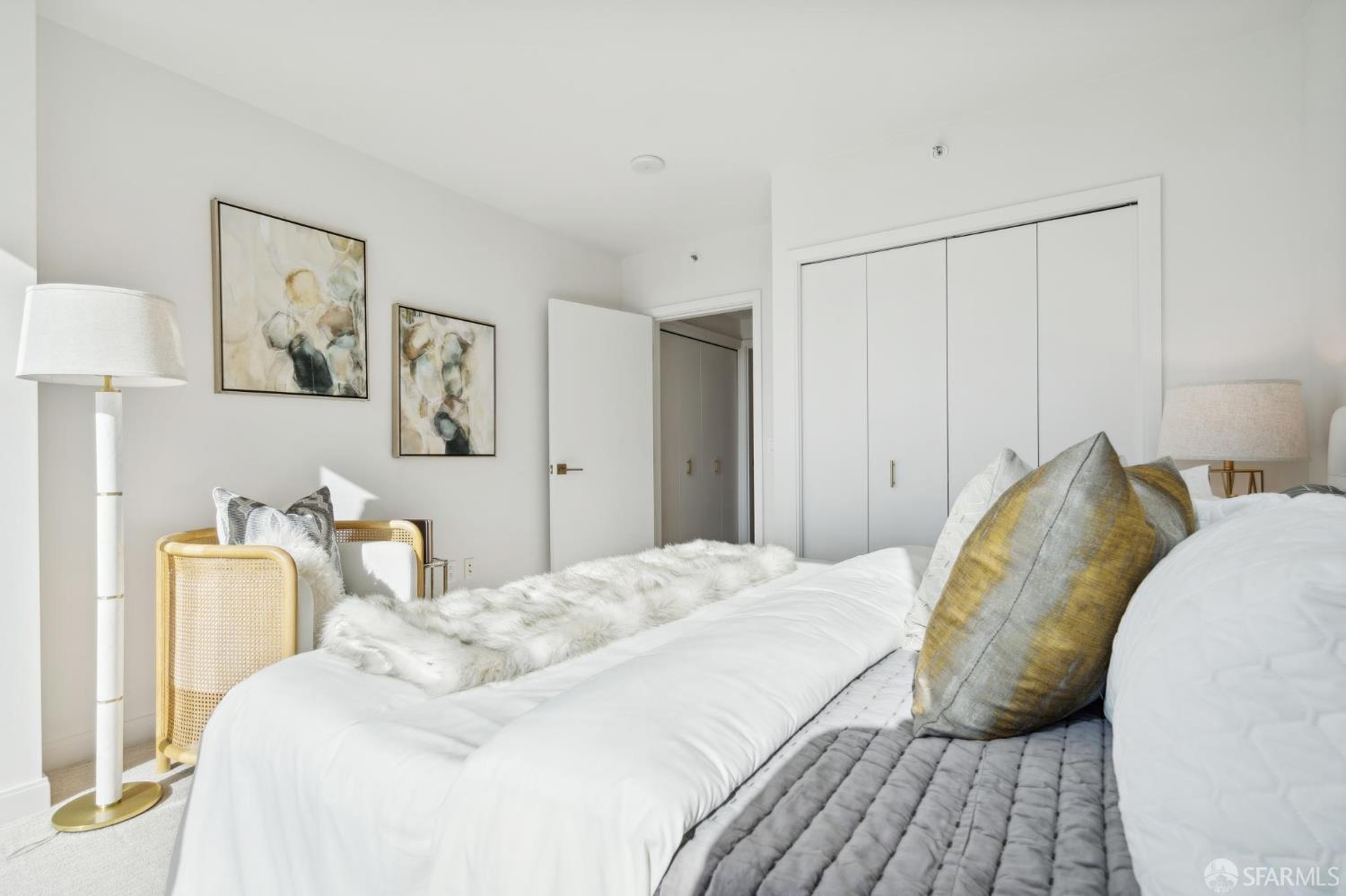 401 Harrison Street, Unit 9H San Francisco, CA 94105 - Photo 19 of 44 a bedroom with a bed and a lamp