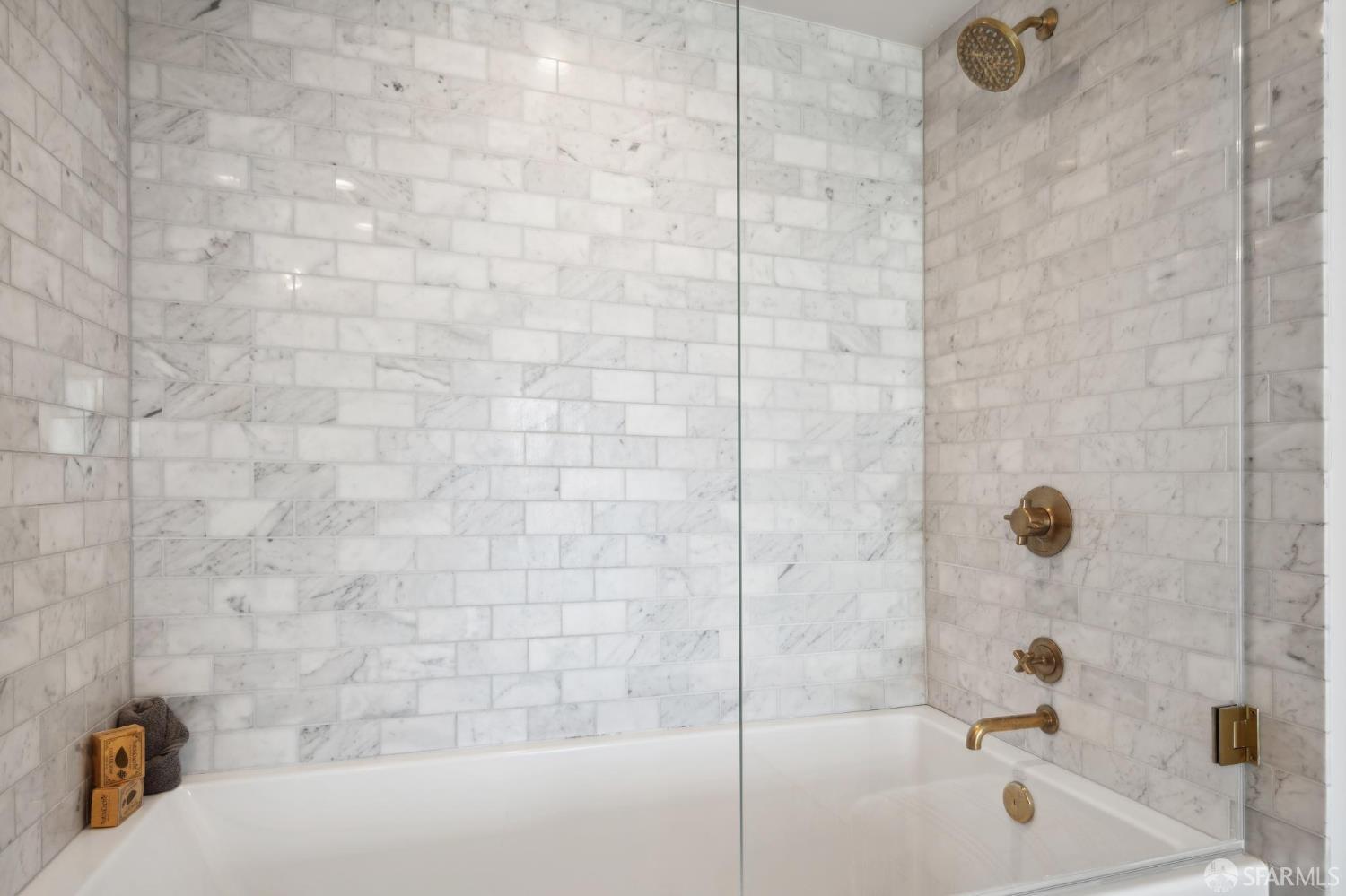 401 Harrison Street, Unit 9H San Francisco, CA 94105 - Photo 22 of 44 a bathroom with a bathtub