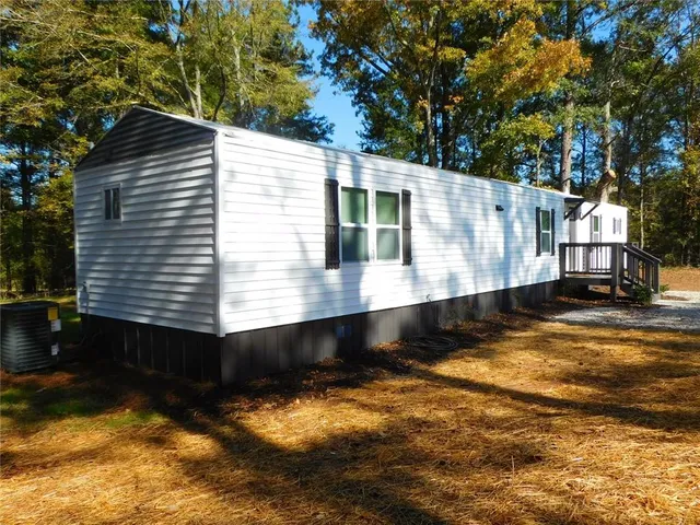a view of a house with backyard and garden