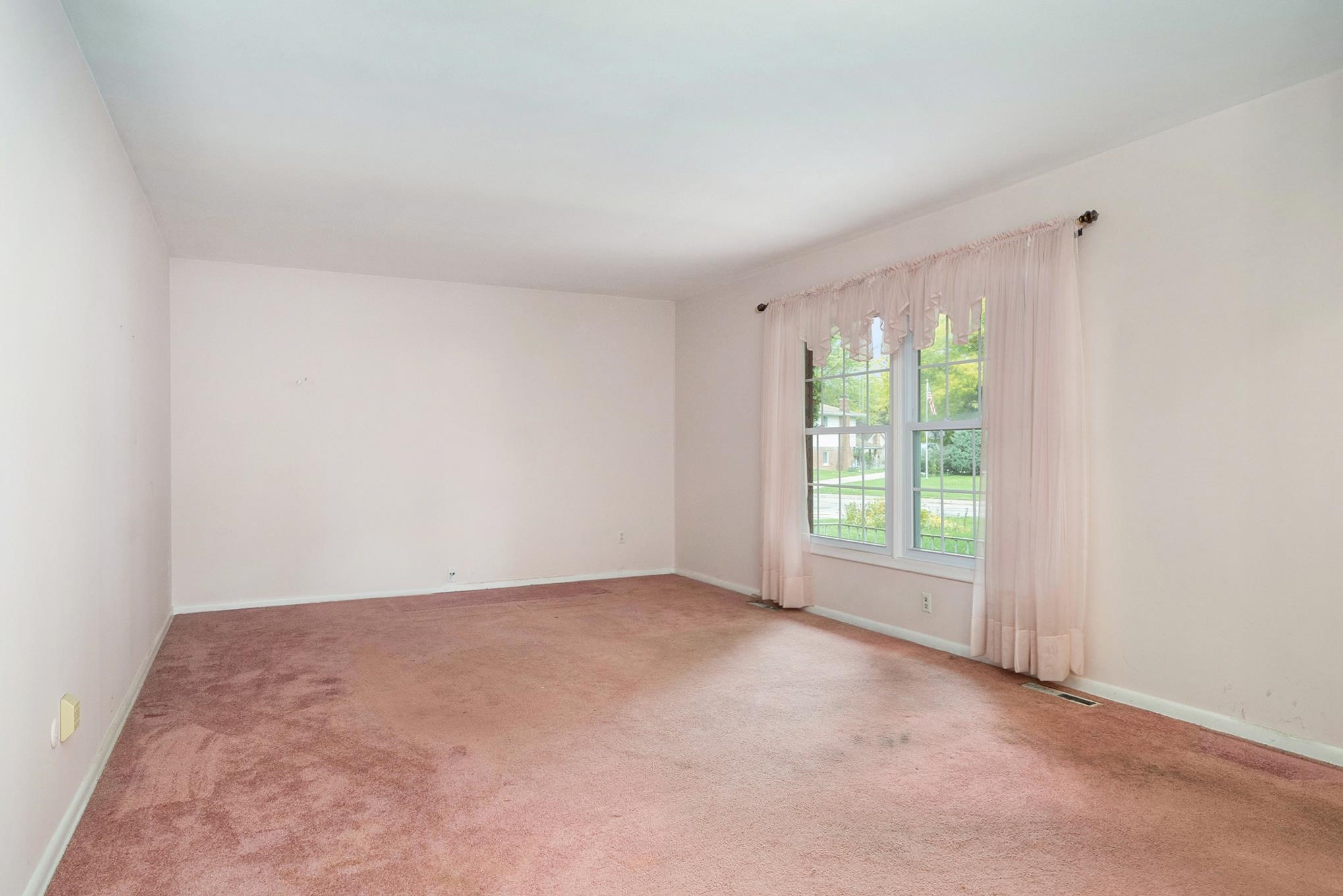 1368 Williamsburg Road Flint, MI 48507 - Photo 4 of 24 50093460-3.JPG
