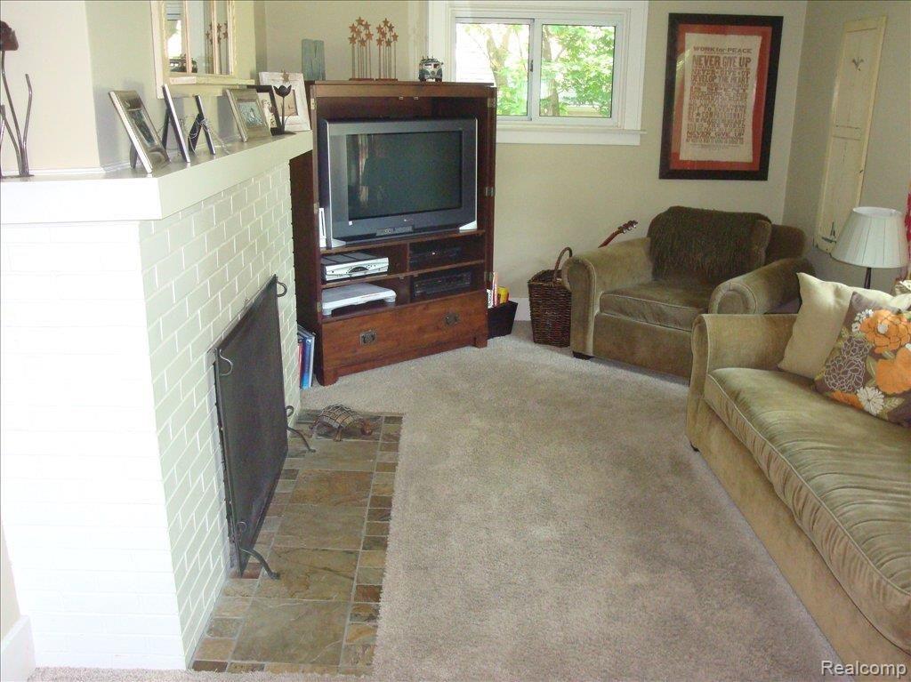 145 Ferndale Avenue Rochester, MI 48307 - Photo 9 of 19 A Must To See