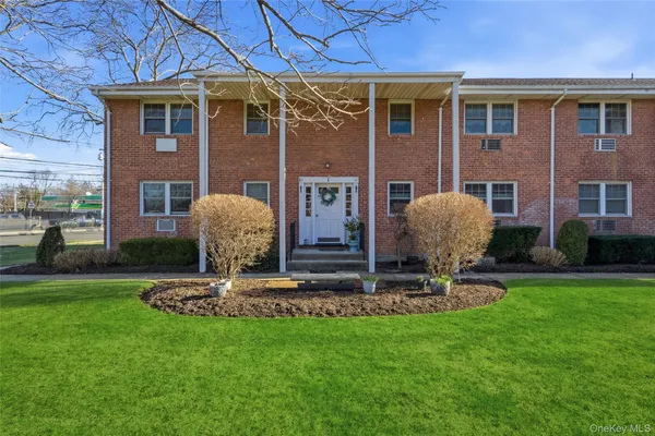 $259,900 | 297 Merrick Road, Unit D 1, Amityville, NY 11701