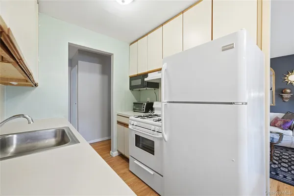 $259,900 | 297 Merrick Road, Unit D 1, Amityville, NY 11701